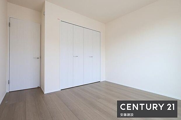 【 洋室 / 6.06帖 】明るくゆとりのある広さの洋室!クローゼット完備どんな家具にも合わせやすい白基調のお部屋です