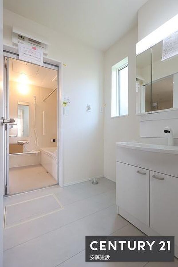 【 洗面所 / Washroom 】清潔感溢れる洗面所は、忙しい朝もストレスフリーに身支度できそうな空間しっかり収納もできる独立洗面化粧台完備!