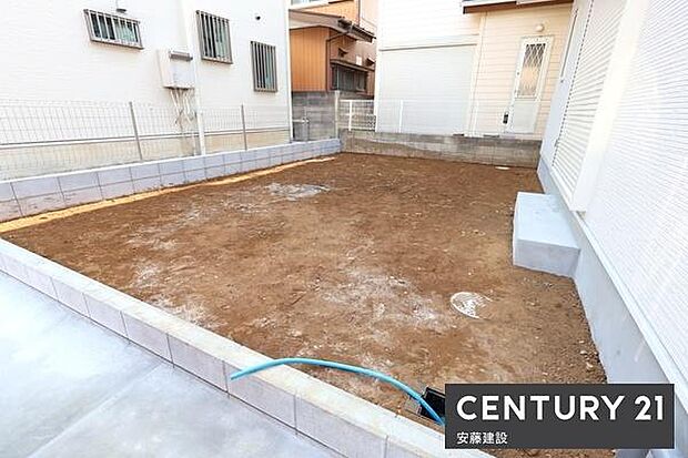 【 庭 / Garden 】ゆとりあるお庭はガーデニングや家庭菜園など楽しみが広がりますね!ウッドデッキを付ければ読書やお昼寝も楽しめます