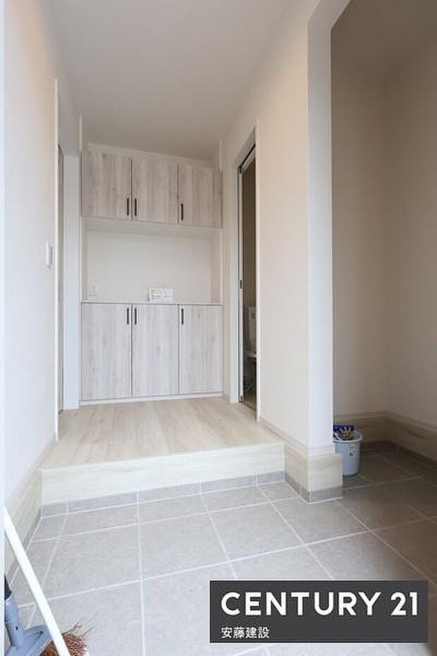 【　玄関　/　entrance　】清潔感あふれる玄関は、帰宅・来客を心地よく迎えてくれます散らかりがちな玄関もすっきり片付くシューズボックス完備