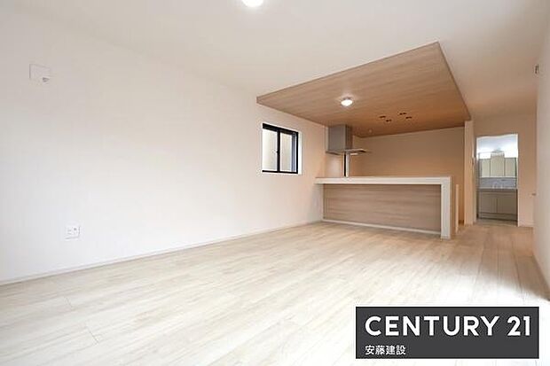 【　リビング　/　24.5帖　】明るくあたたかな、しっかりとした広さのリビングダイニングテーブルとソファーを置いてもゆとりが生まれる空間