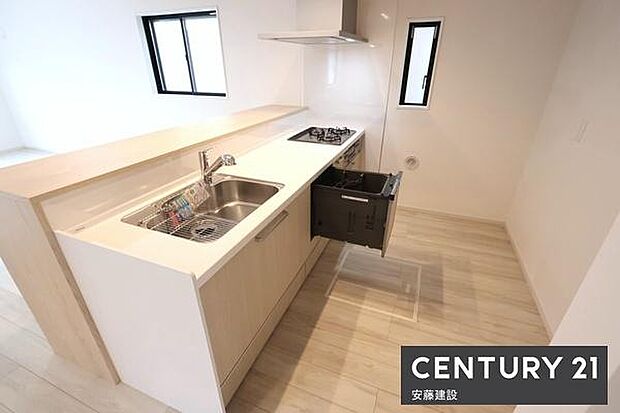 【　キッチン+食洗機　/　Kitchen　】リビングを見渡せるオープンキッチンで、お料理の受け渡しもスムーズ！窓があり熱やにおいがこもりにくい設計