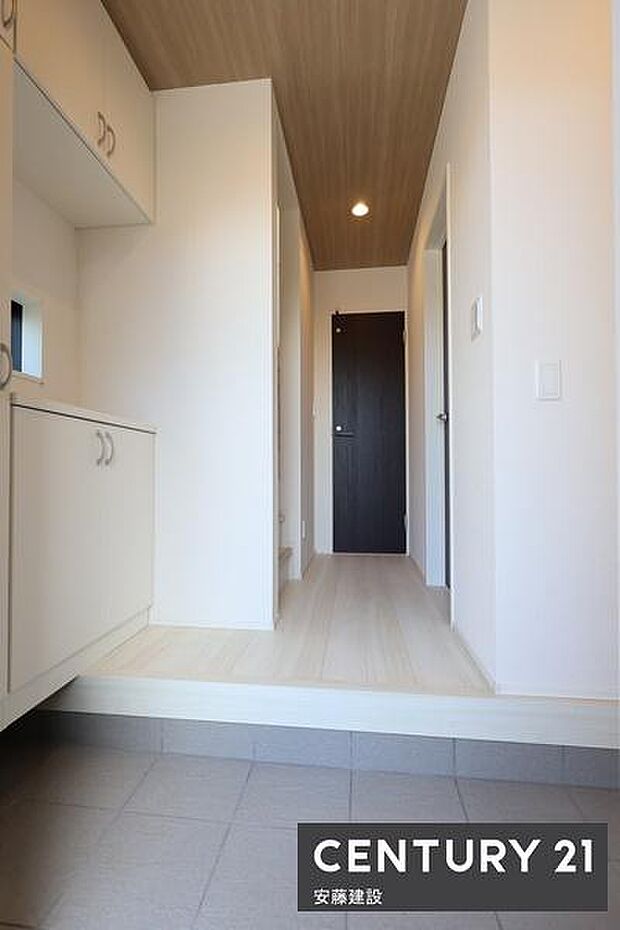 【 玄関 / entrance 】清潔感あふれる玄関は、帰宅・来客を心地よく迎えてくれます散らかりがちな玄関もすっきり片付くシューズボックス完備