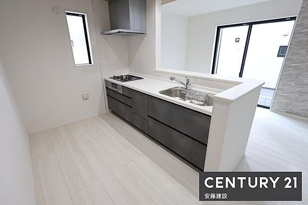 【 キッチン / Kitchen 】リビングを見渡せるオープンキッチンで、お料理の受け渡しもスムーズ!窓があり熱やにおいがこもりにくい設計