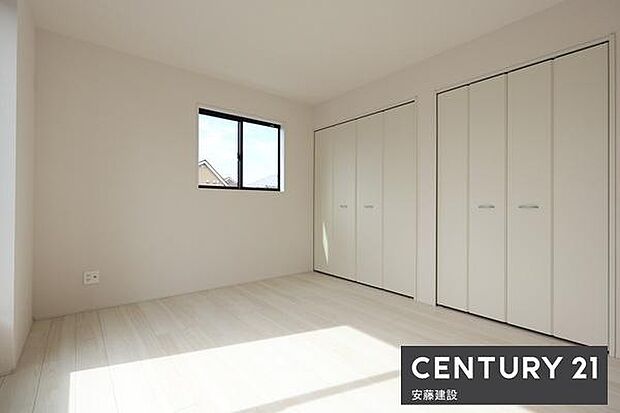 【 寝室 / 7帖 】南東向きバルコニーに面して明るくあたたかな寝室!使い分けしやすいWクローゼット完備お好みの家具を置いてホテルライクな空間も楽しめます