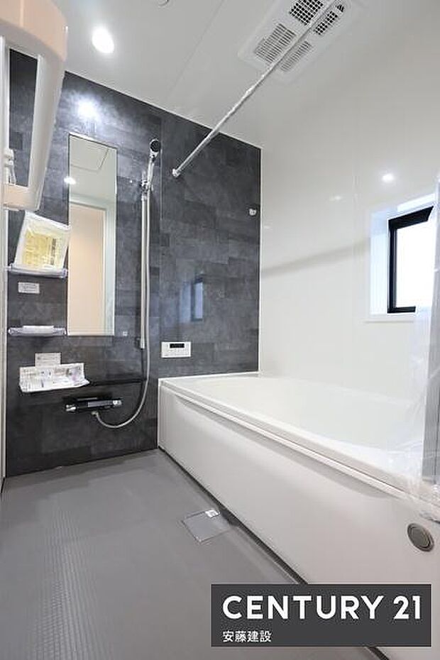 【 浴室 / Bathroom 】ブラックのアクセントパネルで優雅な空間を演出したシステムバスホスクリーンが備わっており、雨の日でも部屋干し可能