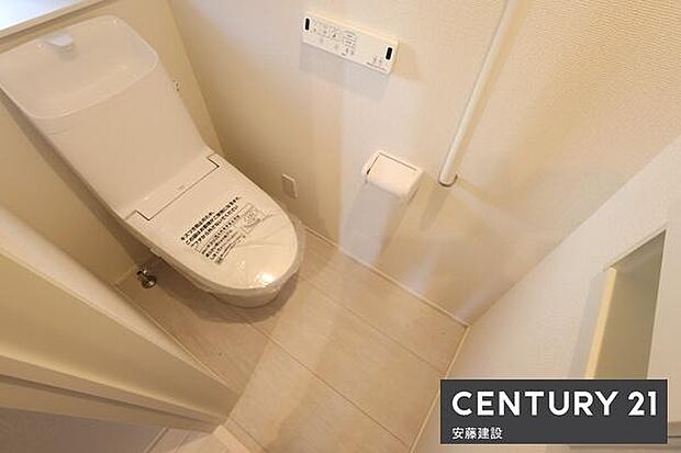 【 トイレ / toilet 】清潔的なウォッシュレット付きトイレ手摺完備で家族みんなにやさしいトイレです