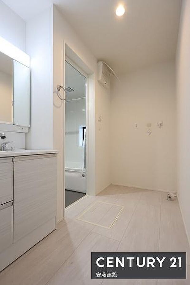 【 洗面所 / Washroom 】清潔感溢れる洗面所は忙しい朝もストレスフリーに身支度できそうな空間フラットで掃除もしやすい洗面化粧台完備