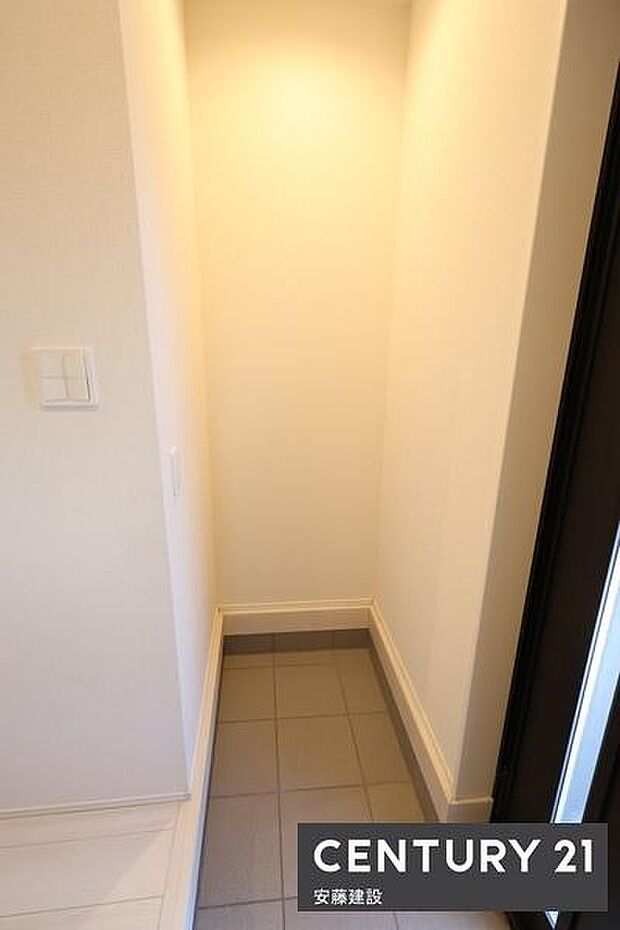 【 SIC 】かさばりやすいベビーカーやアウトドア用品、濡れた雨具もそのまま収納可能なSIC完備