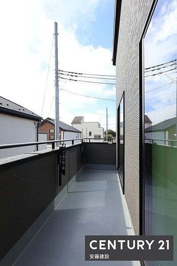 【 バルコニー / Balcony 】寝室、ホールの2ヶ所から出入可能な南東向きバルコニー陽当たりが良く洗濯物がよく乾きそうです