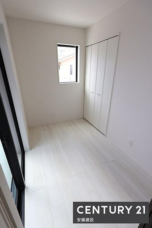 【 1階洋室 / 3帖 】リビング横の洋室は、ファミリークロークやお子様の遊び場などに活用できる勝手の良い空間