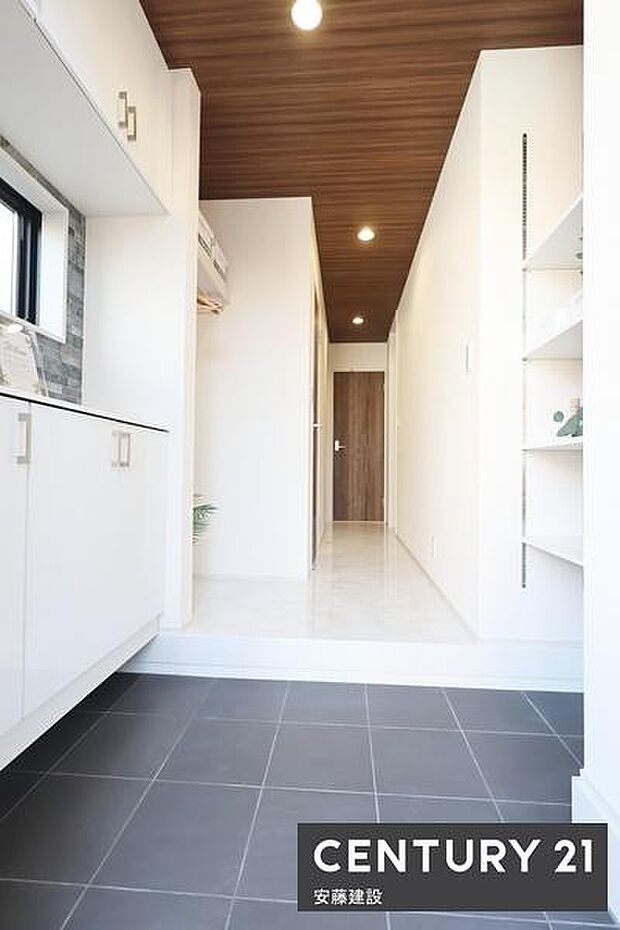 【　玄関　/　entrance　】落ち着いた雰囲気のある玄関は、ゆとりある広さで帰宅・来客を心地よく迎えてくれます！