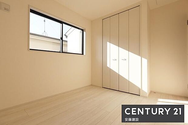 【　洋室　/　5.33帖　】明るくゆとりのある広さの洋室！クローゼット完備