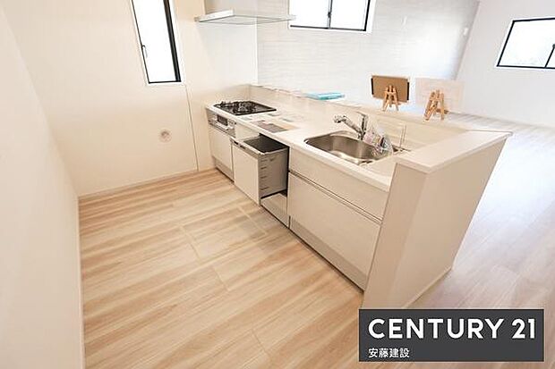 【　キッチン　/　Kitchen　】空間に広がりが感じられるペニンシュラキッチン！お料理の受け渡しもスムーズ