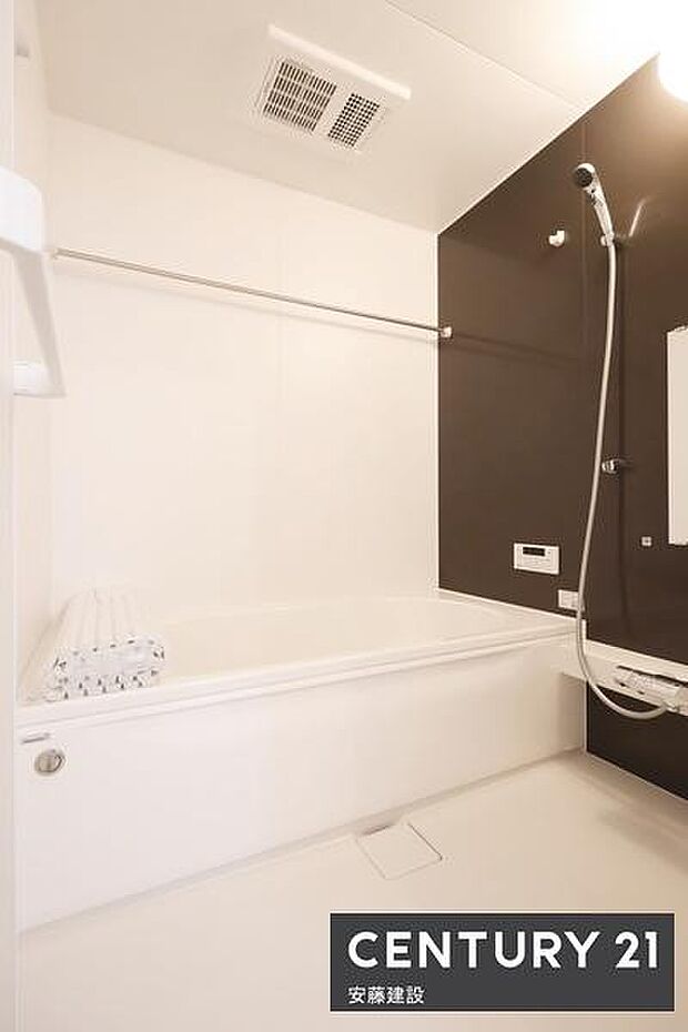 【　浴室　/　Bathroom　】アクセントパネルで優雅な空間を演出したシステムバス