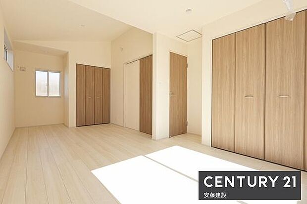 【 寝室(間仕切可) / 10.25帖 】間仕切りを作れば2部屋にもなるフレキシブルルーム!家族構成に合わせて変更可能な便利な設計