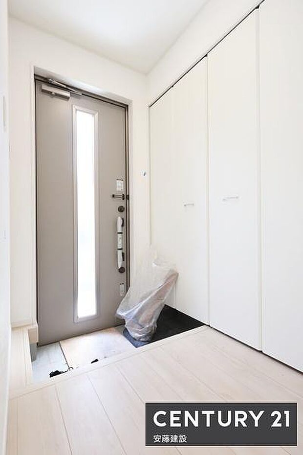 【 玄関 / entrance 】住む人を毎日見送り迎え入れる、清潔感のある玄関