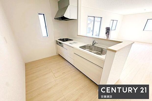 【 キッチン / Kitchen 】収納と作業スペースをしっかり確保した対面式システムキッチン!お料理の片付けや運び出しもしやすい便利な設計