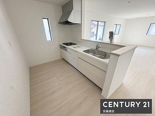 【 キッチン / Kitchen 】収納と作業スペースをしっかり確保した対面式システムキッチン!お料理の片付けや運び出しもしやすい便利な設計