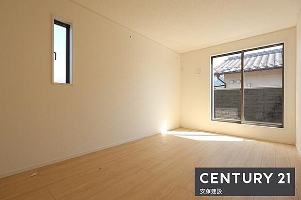 【 寝室 / 7.5帖 】バルコニーに面して明るくあたたかな寝室!お好みの家具を置いてホテルライクな空間も楽しめます