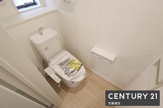 【 トイレ / toilet 】清潔的なウォッシュレット付きトイレちょっとした棚があるのも嬉しいポイント