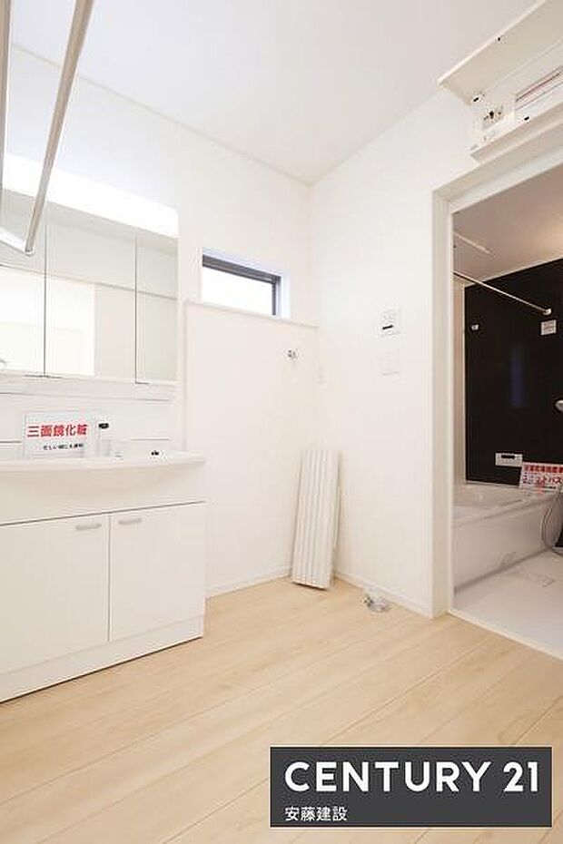 【 洗面所 / Washroom 】清潔感溢れる洗面所は忙しい朝もストレスフリーに身支度できそうな空間化粧品や掃除道具も収納可能な独立洗面化粧台完備で、物が散らからず綺麗に保てます!