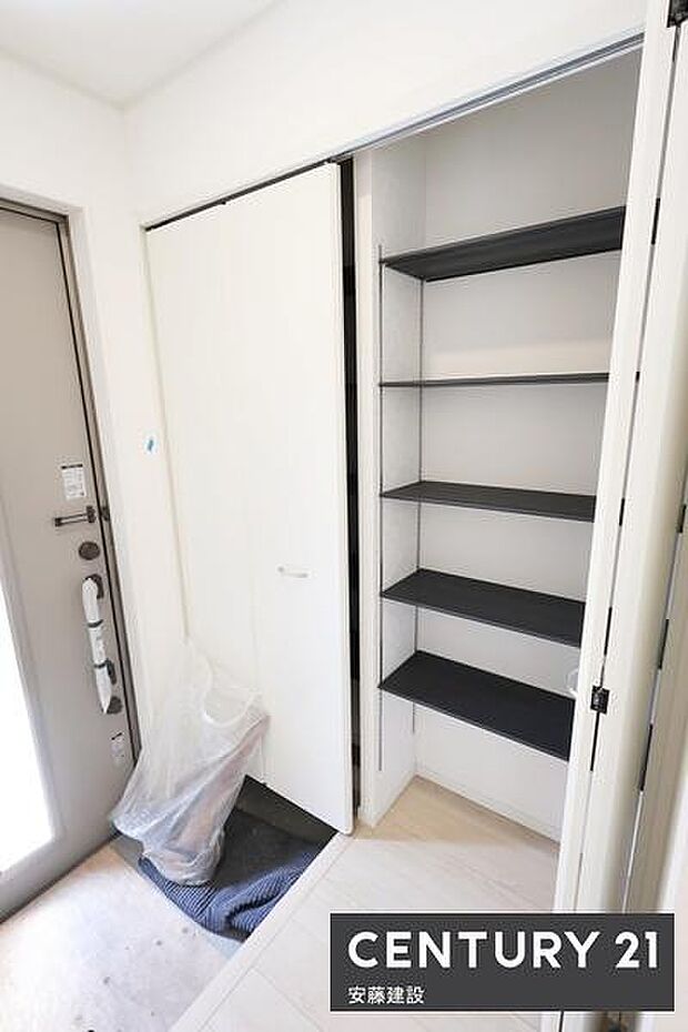 【 シューズボックス 】可動棚のためサイズ調整ができて便利なシューズボックス完備