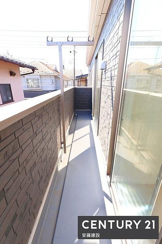 【 バルコニー / Balcony 】2部屋から出入可能な南東向きバルコニーは、陽当り良好で洗濯物もしっかり乾きます!道路側から見えにくいプライバシー性の高い設計
