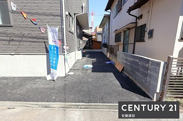 【 駐車場 / parking 】駐車2台可能なスペース、車通りが少なくバック駐車も焦らずできます!建物道路側には自転車等を置けるゆとりもございます。