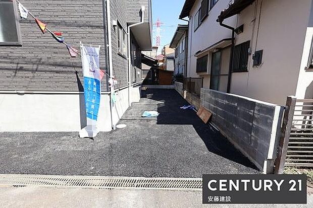 【 駐車場 / parking 】並列2台可能な駐車スペースご夫婦それぞれのお車をお家の前に停めることができます