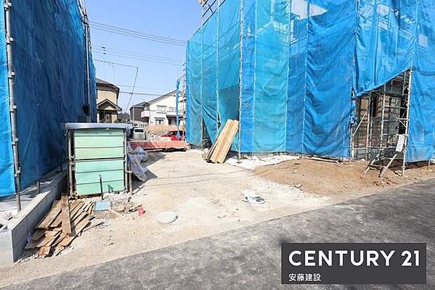 【 駐車場 / parking 】並列2台可能な駐車スペースご夫婦それぞれのお車をお家の前に停めることができます