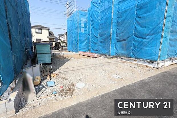 【 駐車場 / parking 】並列2台可能な駐車スペースご夫婦それぞれのお車をお家の前に停めることができます