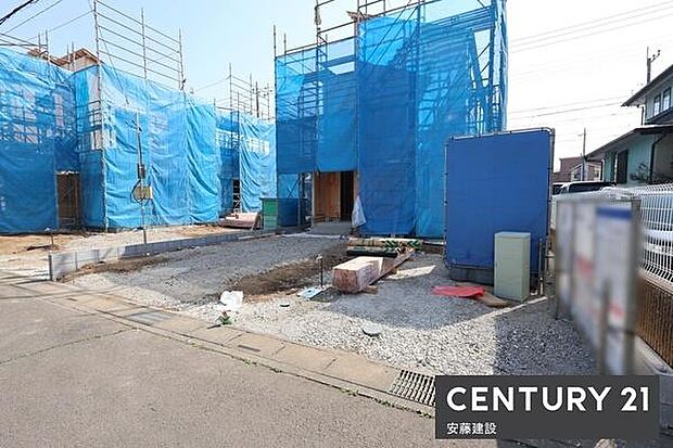 【 駐車場 / parking 】並列2台可能な駐車スペースご夫婦それぞれのお車をお家の前に停めることができます