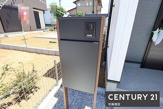 【　宅配ボックス　】忙しい日にも荷物が簡単に受け取れる宅配ボックス完備再配達の手間が省け、ネットショッピングを頻繁に利用する方や共働きのご家庭に大活躍です！