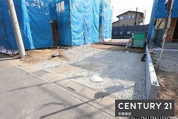 【 駐車場 / parking 】並列2台可能な駐車スペースご夫婦それぞれのお車をお家の前に停めることができます