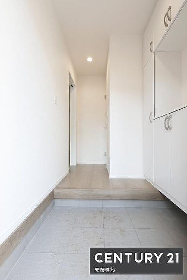 【 玄関 / entrance 】住む人を毎日見送り迎え入れる、清潔感のある玄関散らかりがちな玄関もすっきり片付くシューズボックス完備