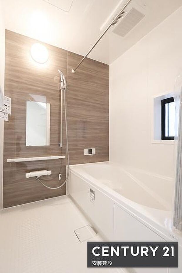【 浴室 / Bathroom 】たっぷりのお湯にゆったり浸かれそうなゆとりの浴室浴室暖房乾燥機が備わっており換気しやすく、冬場は過度な温度差を防げます