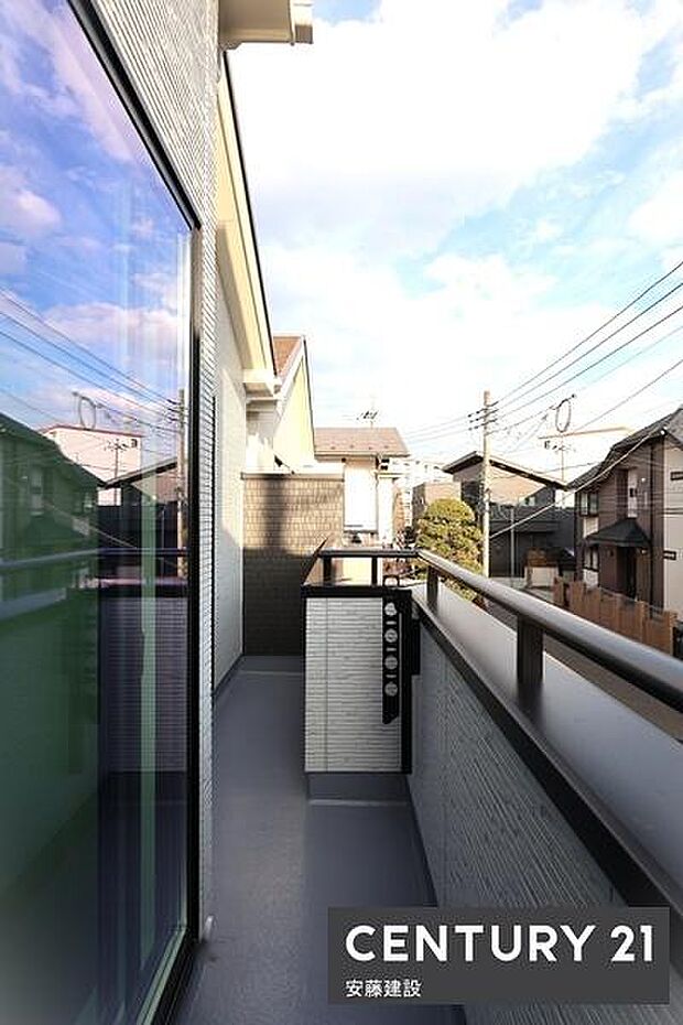 【 バルコニー / Balcony 】2部屋から出入可能な南東向きバルコニー!たっぷりの日差しを浴びて洗濯物がしっかり乾きます