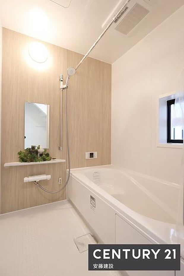 【 浴室 / Bathroom 】たっぷりのお湯にゆったり浸かれそうなゆとりの浴室浴室暖房乾燥機が備わっており換気しやすく、冬場は過度な温度差を防げます