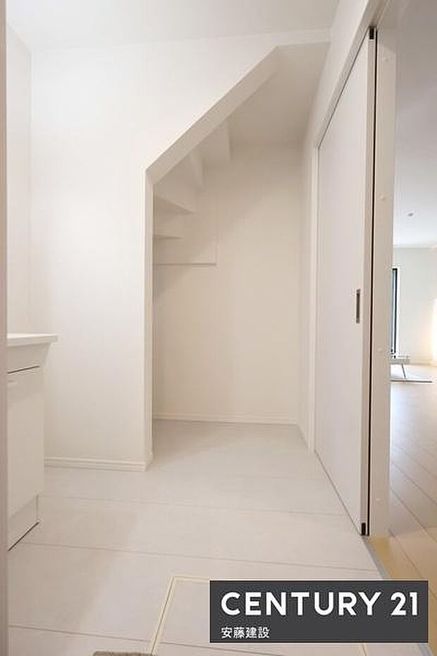 【 洗面所 / Washroom 】身支度のしやすい独立洗面化粧台完備しっかり収納可能で物が散らからず綺麗に保てます!