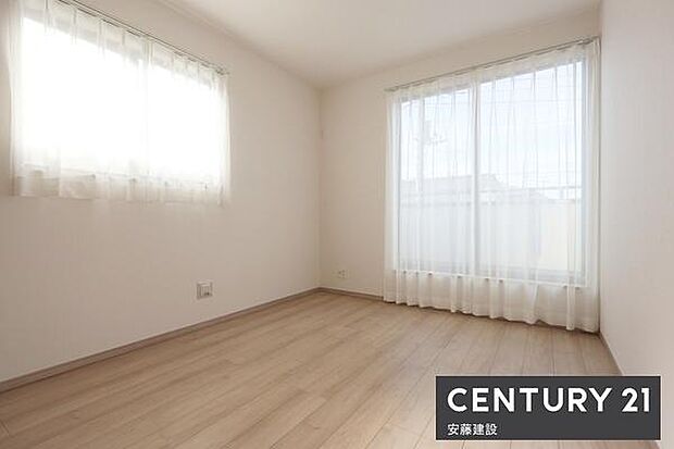 【 寝室 / 6帖 】二面採光で陽当・風通良好な寝室!クローゼット完備ダブルベットを置いてもゆとりがあり、夫婦でも使いやすい居室