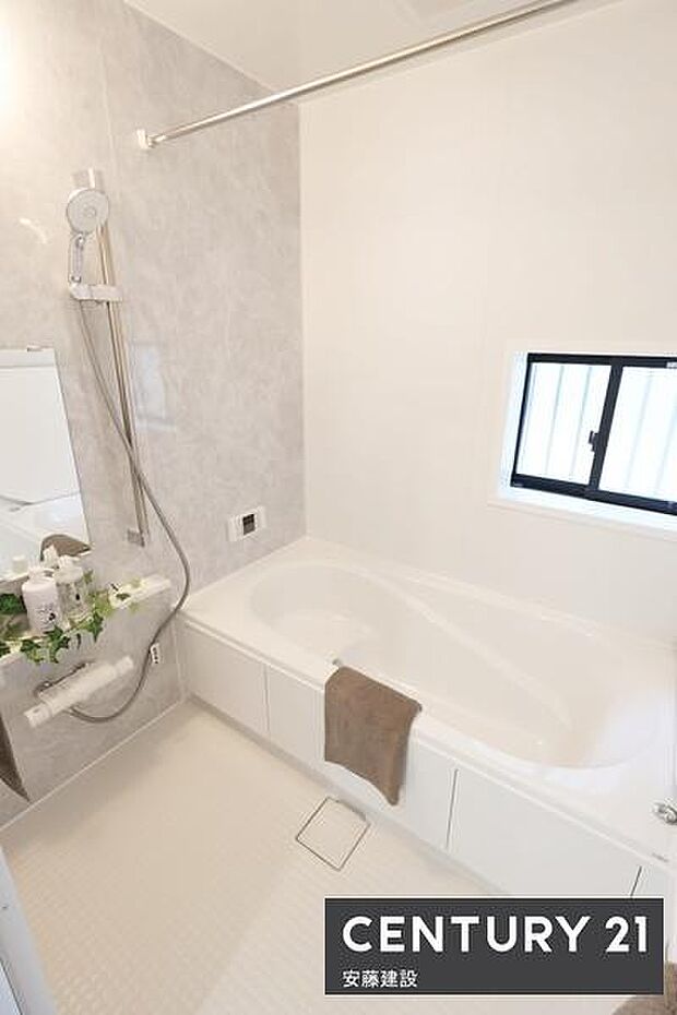 【　浴室　/　Bathroom　】ゆったりと至福のバスタイムを過ごせそうな清潔感ある浴室浴室暖房乾燥機が備わっており換気しやすく、冬場は過度な温度差を防げます