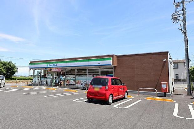 ファミリーマート入曽店まで738m