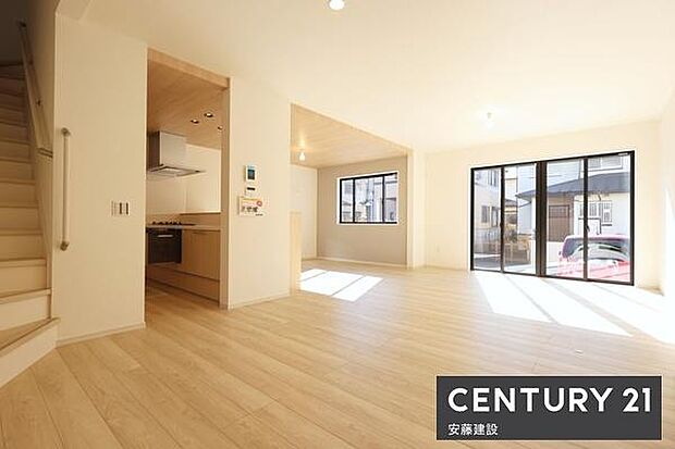 【 リビング / 23.5帖 】南向き三面採光で陽当・風通良好な開放感溢れるLDK!ダイニングテーブルや三人掛けソファーを置いてもゆとりが生まれる空間