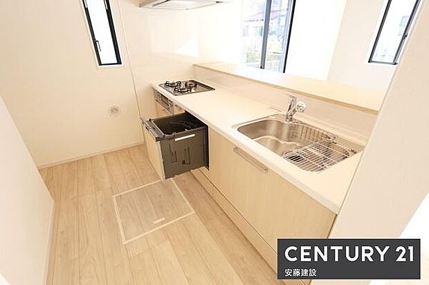 【 キッチン / Kitchen 】収納と作業スペースをしっかり確保した対面式システムキッチン!お料理の片付けや運び出しもしやすいカウンター仕様家事時短に役立つ食洗機付き