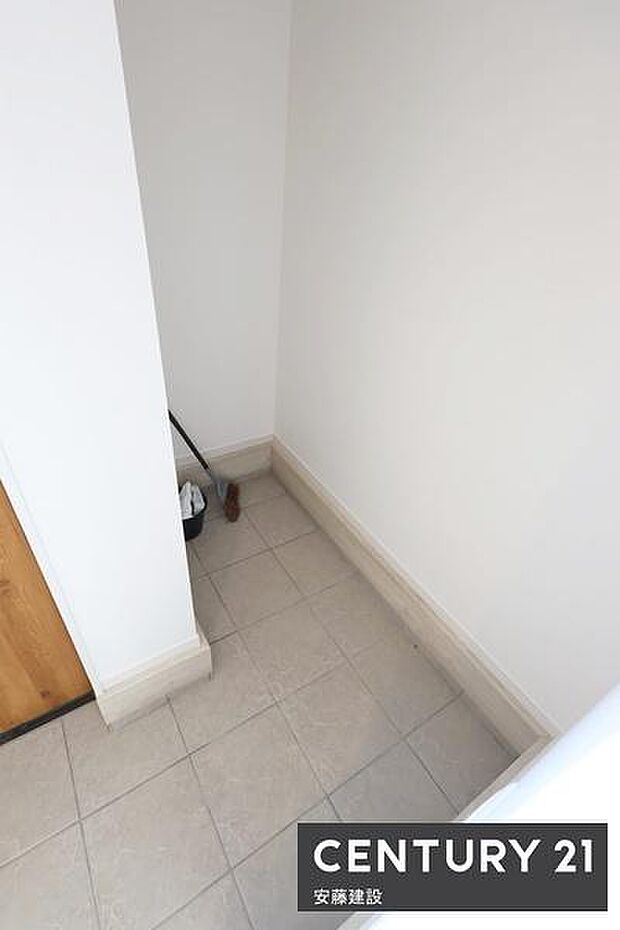 【 SIC 】かさばりやすいベビーカーやアウトドア用品、濡れた雨具もそのまま収納可能なSIC完備