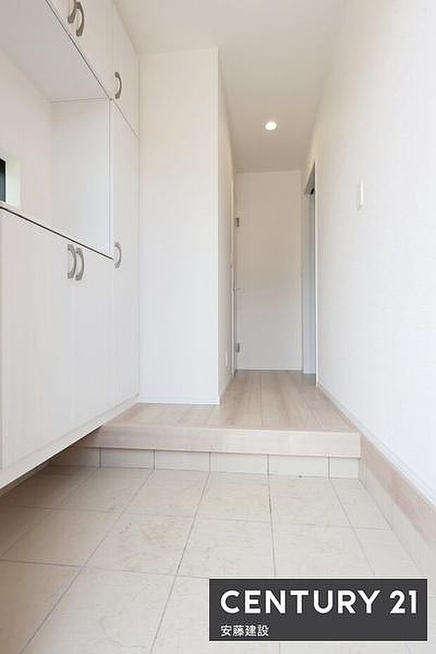 【 玄関 / entrance 】清潔感あふれる玄関は、帰宅・来客を心地よく迎えてくれます散らかりがちな玄関もすっきり片付くシューズボックス完備