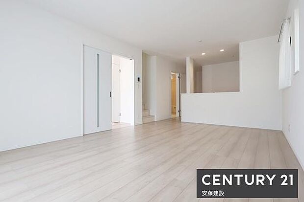 【 リビング / 20帖 】二面採光で陽当・風通良好なゆとりのあるリビングダイニングとプライベート空間を分けてレイアウト可能なゆとりの広さ