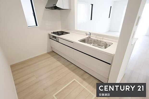 【 キッチン / Kitchen 】お料理の受け渡しもスムーズな対面式のシステムキッチン窓があり熱やにおいがこもりにくい設計