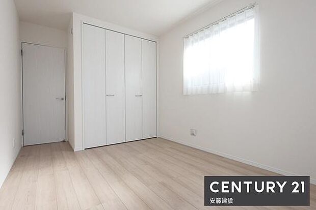 【 寝室 / 6.5帖 】バルコニーに面して明るくあたたかな寝室!お好みの家具を置いてホテルライクな空間も楽しめます